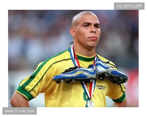 足球球星深度解析带你全面了解绿茵传奇成长与辉煌历程